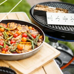 Boite De Fumage Smokerbox Pour Barbecue Cadac Au Charbon Et Au Gaz -Barbecue Passion Soldes Magasin 98312v fumoir cadac ambiance1