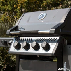 Pack Barbecue à Gaz Napoleon Freestyle F425SBPGT 4 Brûleurs Réchaud + Housse Et Plancha -Barbecue Passion Soldes Magasin barbecue gaz napoleon freestyle 425 12 1 1