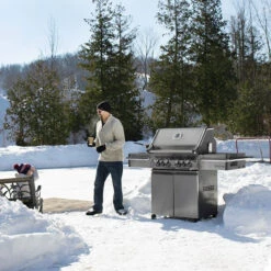 Pack Barbecue à Gaz Napoleon PRESTIGE PRO 500 + 3 Accessoires 13 Pack Barbecue à Gaz Napoleon PRESTIGE PRO 500 + 3 Accessoires -Barbecue Passion Soldes Magasin pro500rsib 1 lifestyle winter grilling napoleon grills 1 1 2