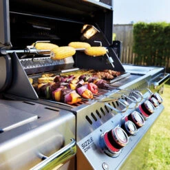 Rôtissoire Inox Pour Barbecue Napoleon Prestige PRO 500 Et Lex 485 11 Rôtissoire Inox Pour Barbecue Napoleon Prestige PRO 500 Et Lex 485 -Barbecue Passion Soldes Magasin pro500rsib 2 close up food on grill gas on napoleon grills 1