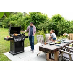 Barbecue à Gaz Napoleon Rogue 425 + Réchaud + Rôtissoire Incluse 18 Barbecue à Gaz Napoleon Rogue 425 + Réchaud + Rôtissoire Incluse -Barbecue Passion Soldes Magasin rb425rsbpk 1 fr a barbecue gaz napoleon rogue 425 rechaud rotissoire ambiance personnes